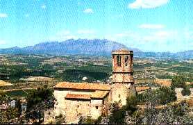 Vista de l'església de St. Pere del Castell de Gelida i la muntanya de Montserrat al fons.